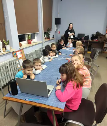 Dzieci w trakcie oglądania kultowej baki pt. Parowiec Willie.