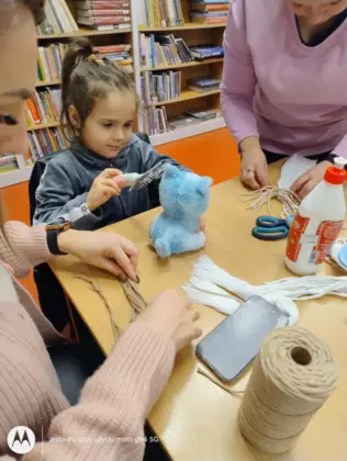 uczestnicy wyczesują sznurek tworząc makramowe aniołki.