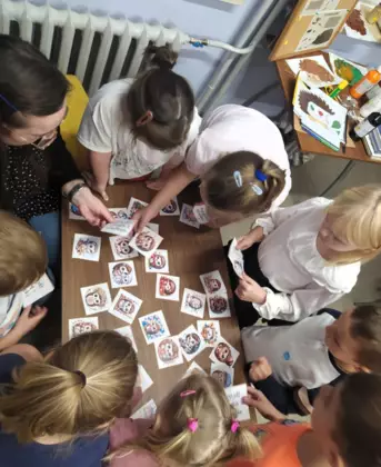 Uczestnicy zajęć w trakcie gry zręcznościowej.