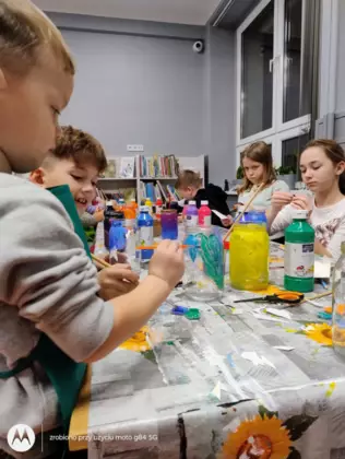 dzieci malują słoiki