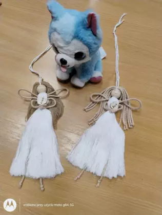 Aniołki ze sznurka wykonane metodą makramy.