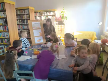 Dzieci słuchają ciekawostek o dyni i  jej budowie.