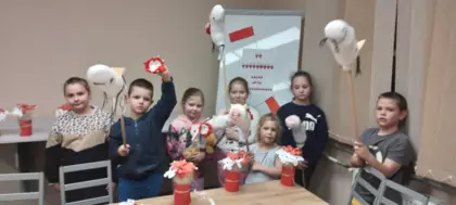zdjęcie grupowe dzieci z konikami i kotylionami