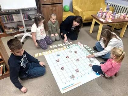 Uczestnicy programują Genibota za pomocą kart do kodowania.