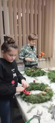 Dzieci w trakcie ozdabiania swoich wianków.