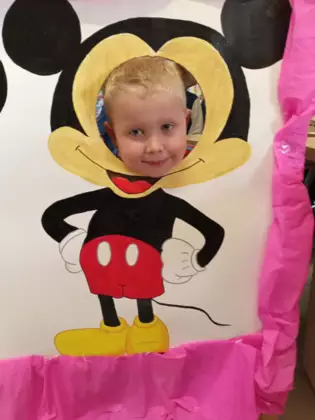 myszka miki z twarzą chłopczyka