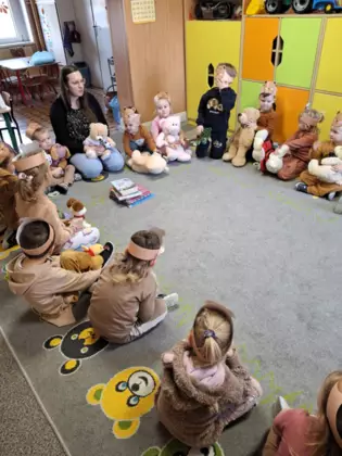 Dzieci opowiadają o swoich misiach.