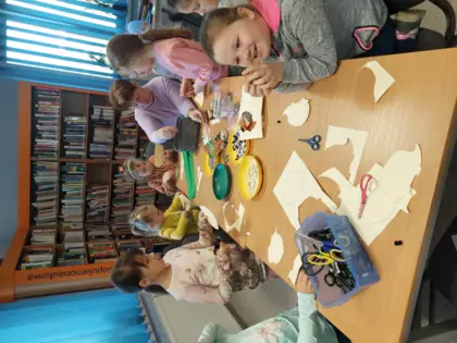 Dzieci w trakcie robienia jeżyków.