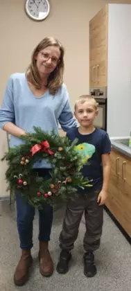 Mama z synem prezentują swój wianek.