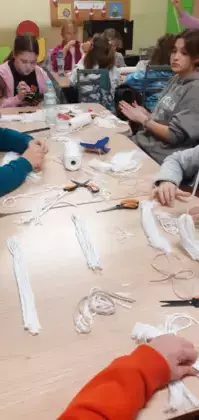 Uczestnicy zajęć w trakcie pracy nad makramowymi aniołkami.