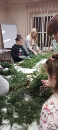 Uczestnicy warsztatów w trakcie robienia wianków.