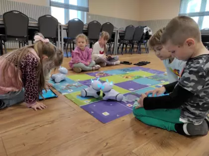 Photony jeżdżące po macie, zaprogramowane przez dzieci.