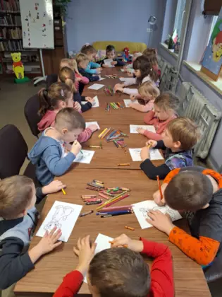 Dzieci kolorują obrazki, które przedstawiają kultowe postacie z bajek.