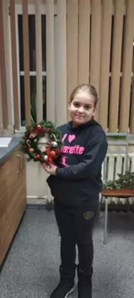 Dziewczynka ze swoim wiankiem.