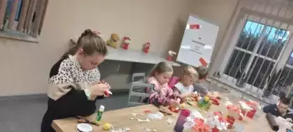 dzieci sklejają kotyliony