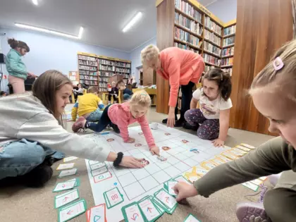 Uczestnicy programują Genibota za pomocą kart do kodowania.