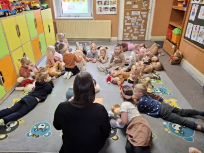 Dzieci słuchają bajeczki pt. Pan miś nie może zasnąć.