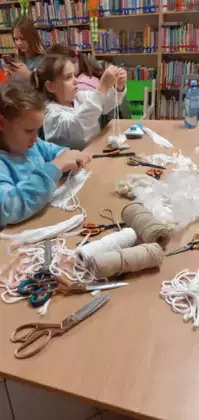 Uczestnicy zajęć w trakcie pracy nad makramowymi aniołkami.