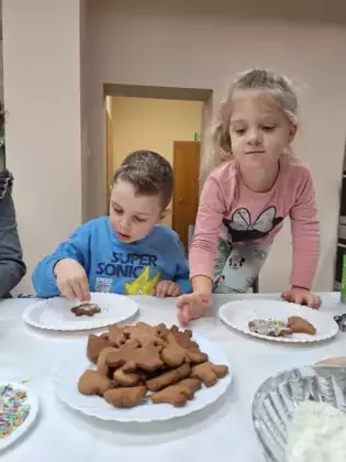 Dzieci lukrują pierniki.