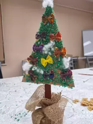 Choinka z ryżu z kolorowymi kokardkami.