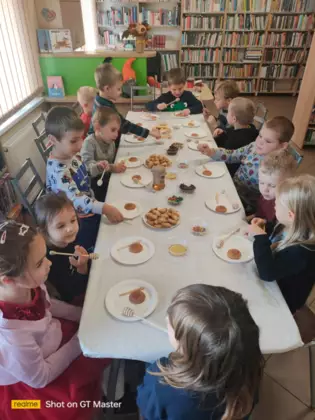 Słodki poczęstunek po zajęciach bibliotecznych.