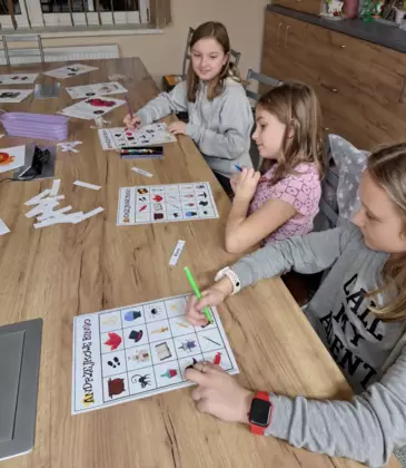 Dziewczyny grają w andrzejkowe bingo.