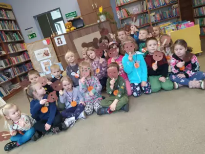 Zdjęcie grupowe po zajęciach w bibliotece.