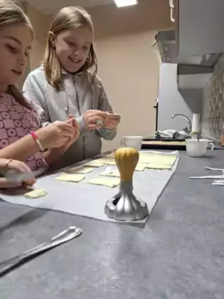 Dziewczyny pieką ciasteczka z wróżbą w środku.