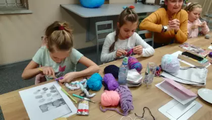 Dziewczyny wykonują swoje dzieła na szydełku.