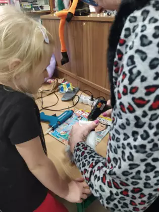 Warsztaty szycia skrzatów.