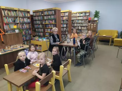 Uczestnicy zajęć szyją skrzaty.