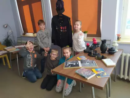 Wspólne zdjęcie po zajęciach w bibliotece.