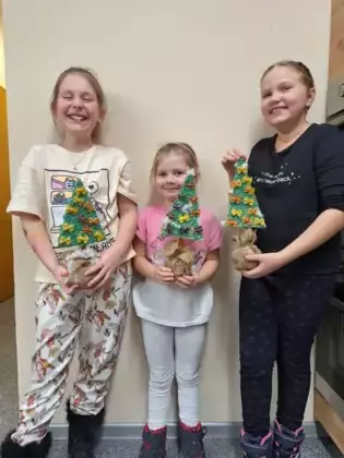 Wspólne zdjęcie po zajęciach literacko-plastycznych.