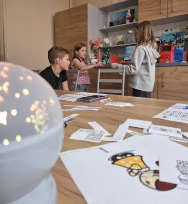 Uczestnicy losują imiona swoich sympatii na dużym sercu.