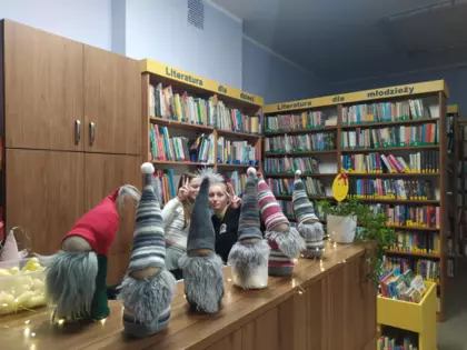 Skrzaty w bibliotece.