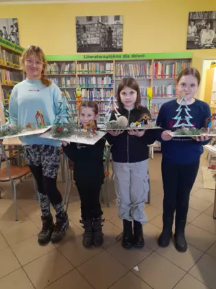 Uczestniczki zajęć trzymają w rękach swoje szopki.