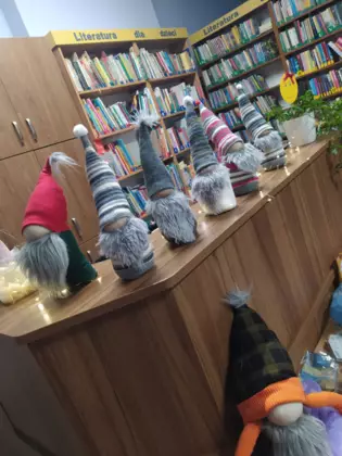 Skrzaty w bibliotece.