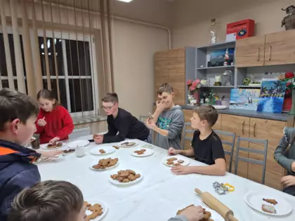 Dzieci lukrują pierniki upieczone na zajęciach.