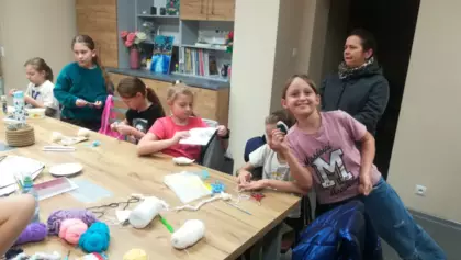 Na warsztatach uczestniczki szydełkują swoje prace.