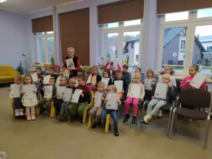 Zdjęcie grupowe po zajęciach bibliotecznych.