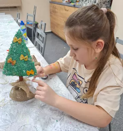 Choinka z ryżu z kolorowymi kokardkami.