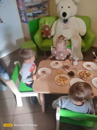 Słodki poczęstunek z misiem.