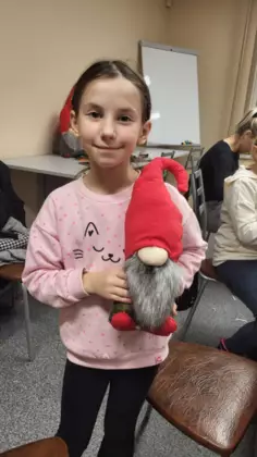 Dziewczyna trzyma w ręce uszytego krasnala.