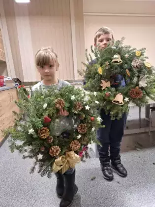 Uczestnicy pokazują swoje wykonane wianki.
