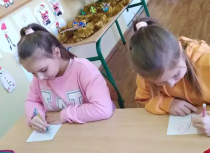 Dziewczyny rysują obrazek.