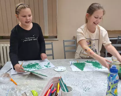 Uczestniczki warsztatów tworzą swoje choinki z ryżu.