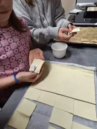 Dziewczyny pieką ciasteczka z wróżbą w środku.