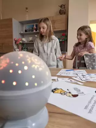 Uczestniczki wróżą w andrzejki w bibliotece.