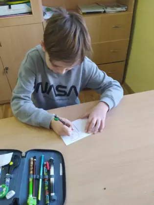 Uczestnik zajęć koloruje obrazek.