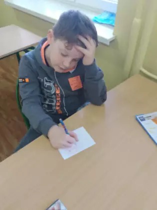 Uczestnik zajęć koloruje obrazek.